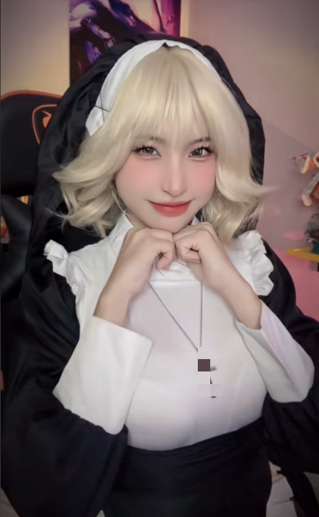 Hoá thân thành một nữ tu, Lily Phan thậm chí còn thể hiện biểu cảm hết sức táo bạo. Dù chỉ “flex” body trong vài giây ngắn ngủi, nữ streamer vẫn thành công nhận về “mưa” tương tác.