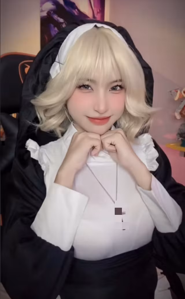 Hoá thân thành một nữ tu, Lily Phan thậm chí còn thể hiện biểu cảm hết sức táo bạo. Dù chỉ “flex” body trong vài giây ngắn ngủi, nữ streamer vẫn thành công nhận về “mưa” tương tác.