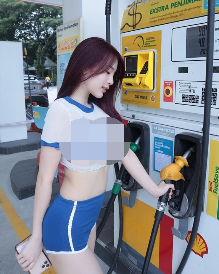 Bộ ảnh nhanh chóng giúp cô được chú ý nhưng không được cư dân mạng đánh giá cao.