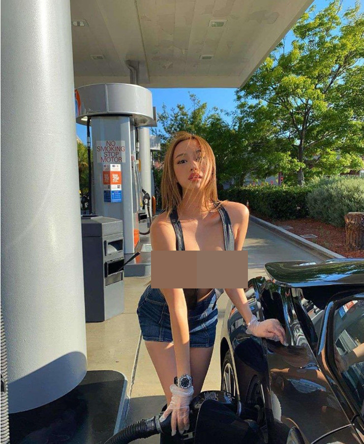 Thậm chí theo nhiều người, ngoài siêu thị... thì cây xăng giờ cũng trở thành điểm để hội chị em "trưng trổ" thời trang.