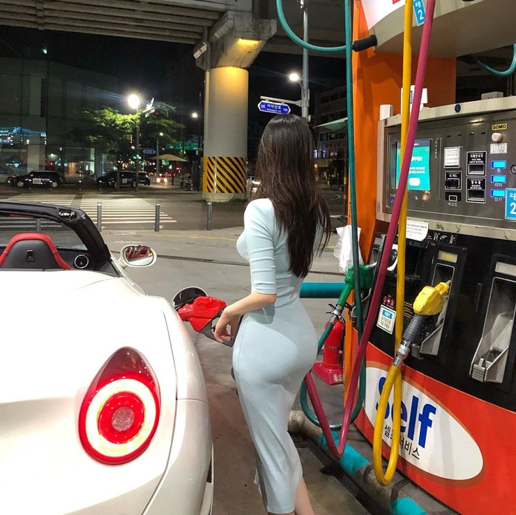 Hot girl người Hàn Quốc có biệt danh Yun diện thiết kế đầm bodycon dáng dài đi đổ xăng.