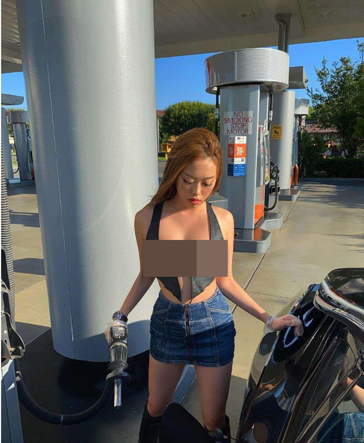 Đi đổ xăng cô gái này chọn áo da dáng croptop có thêm chi tiết cổ yếm kết hợp với chân váy cạp cao.