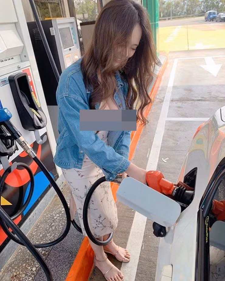 Chỉ là đi đổ xăng thôi nhưng người đẹp này lại diện thiết kế váy có dáng cổ khá hở khiến ai cũng phải lên tiếng.