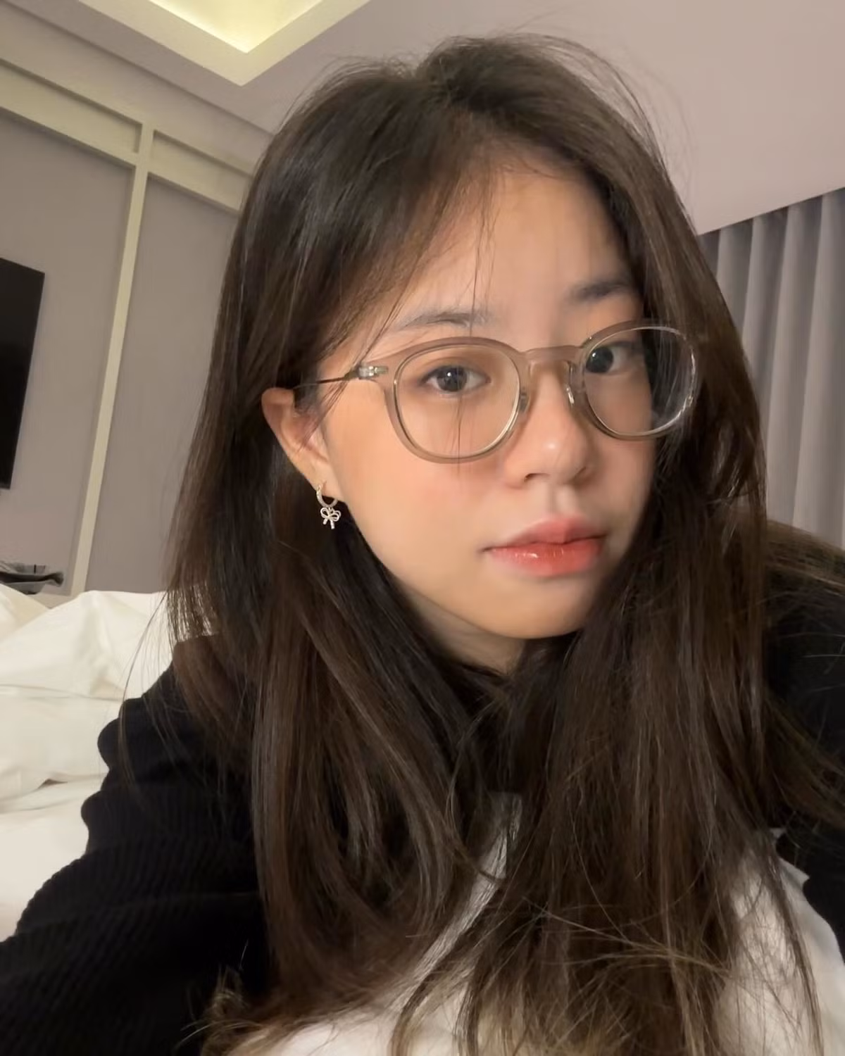 Minga có tên đầy đủ là Ngô Mi Nga, sinh năm 2005 tại Hà Nội. Trên trang cá nhân của mình, cô cập nhật thông tin từng học tại Học viện Múa Quốc gia Việt Nam và hiện đang hoạt động tại Last Fire Crew - cái nôi của nhiều nghệ sĩ nổi tiếng hiện tại như LowG, tlinh.