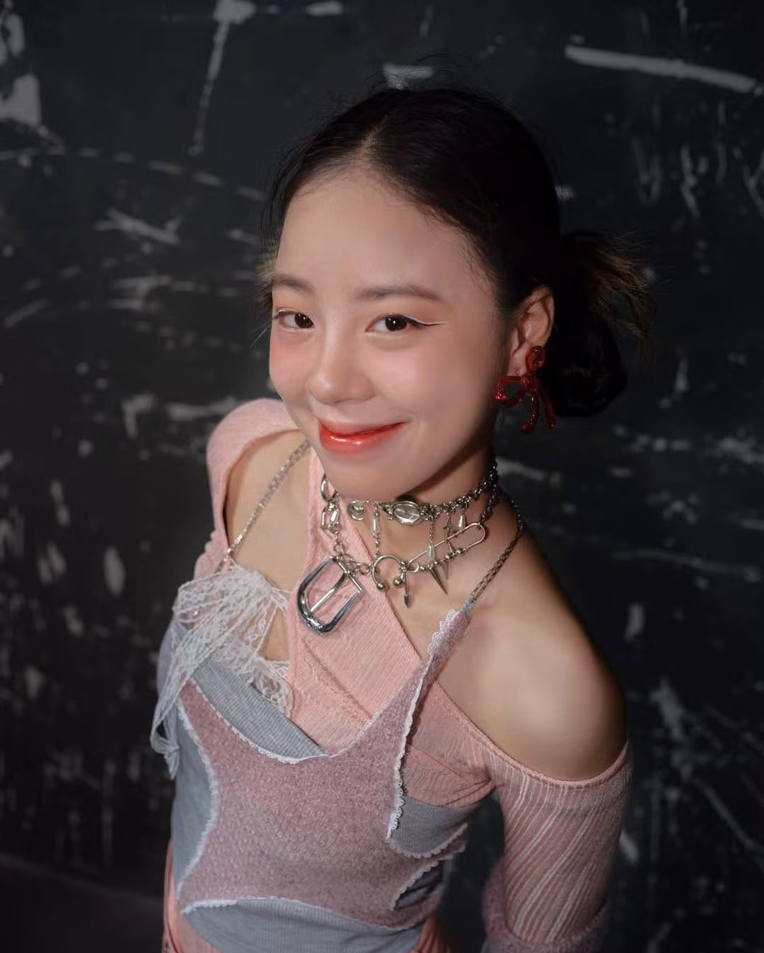 Minga cũng từng gây chú ý khi từng diễn chung sân khấu với LowG, tlinh, Wren Evans,...