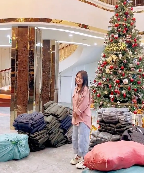 Sau đó, Dua đã tự mình đến chợ mua 100 chiếc áo phao, chuẩn bị mang về tặng cho các em nhỏ Hà Giang.