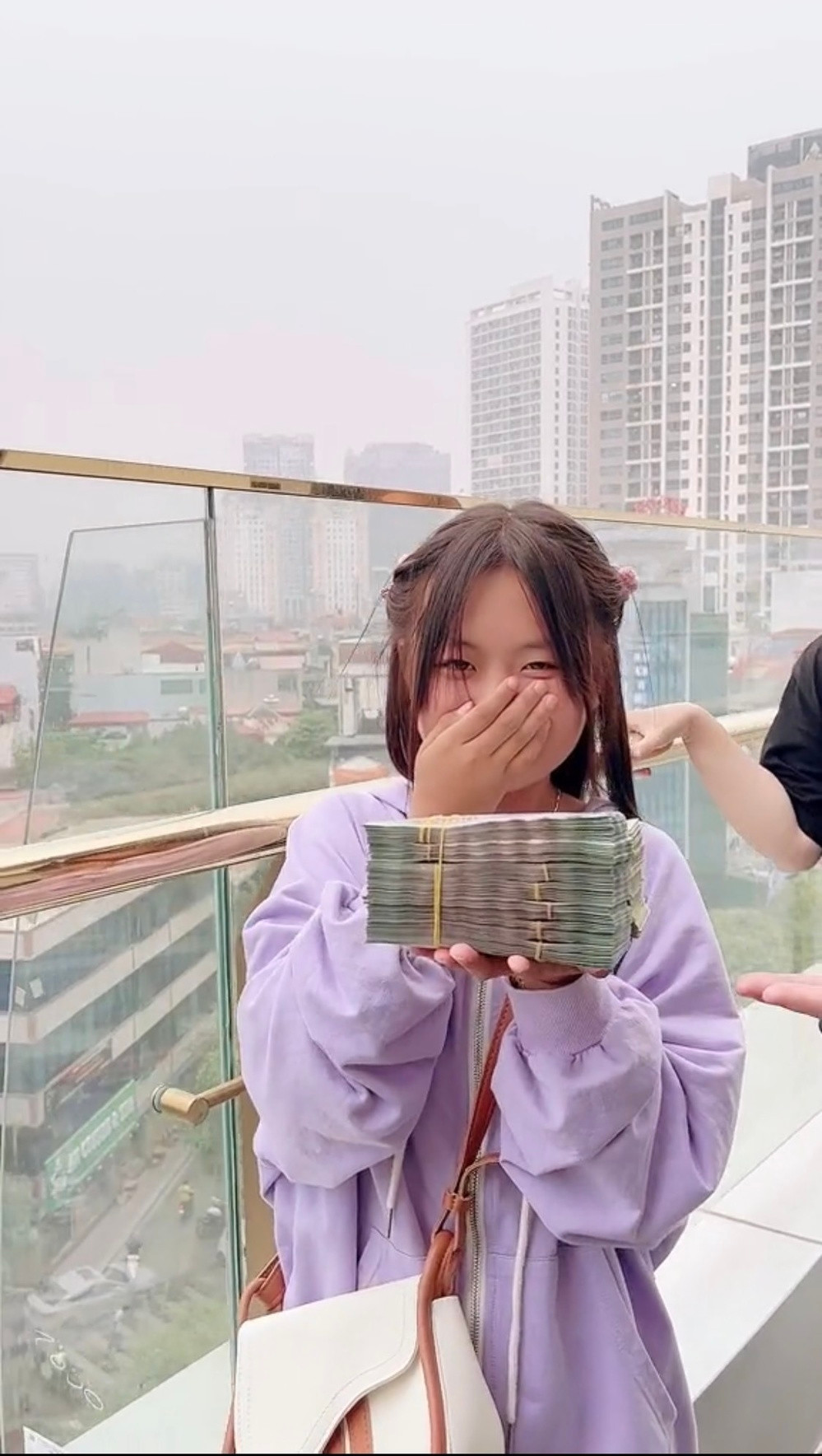 Dua cũng đã được người hỗ trợ cho một khoản tiền lớn để về Hà Giang giúp bố mẹ xây nhà, làm từ thiện. Thời điểm đó, cô bé mới chỉ làm mẫu ảnh độc quyền chưa bao lâu, thế nhưng chỉ một lần đã nhận đến 400 triệu đồng tiền lương.