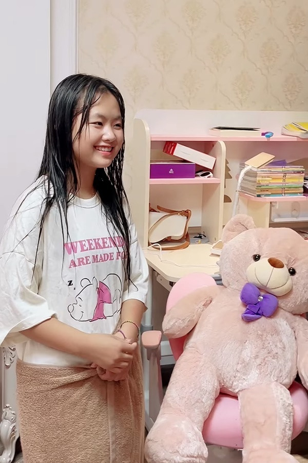 Người hỗ trợ cô bé tiết lộ thêm: "Ngày 30/11 này sẽ đưa Dua (tên thật của Phúng Phính) về nhà. Có 2 việc, thứ nhất là hôm đấy về xây nhà cho bố mẹ, thứ hai là về từ thiện giúp các bạn. Ngày hôm đó sẽ có 10 anh chị đưa Dua về, toàn các anh chị hot TikTok thôi."