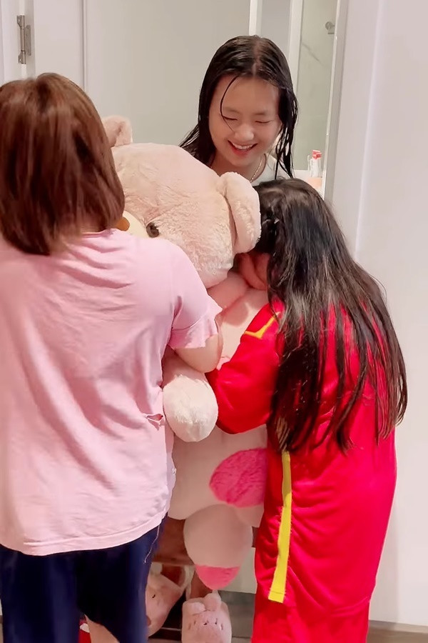 Cụ thể trong đoạn clip, hiện tượng mạng đã chuẩn bị rất nhiều đồ đạc để mang về Hà Giang. Trước khi rời đi, cô bé còn không quên gửi lời chào đến những em nhỏ sống chung nhà. Dù chỉ là chuyến đi ngắn ngày, thế nhưng tất cả đều không nỡ rời xa nhau.