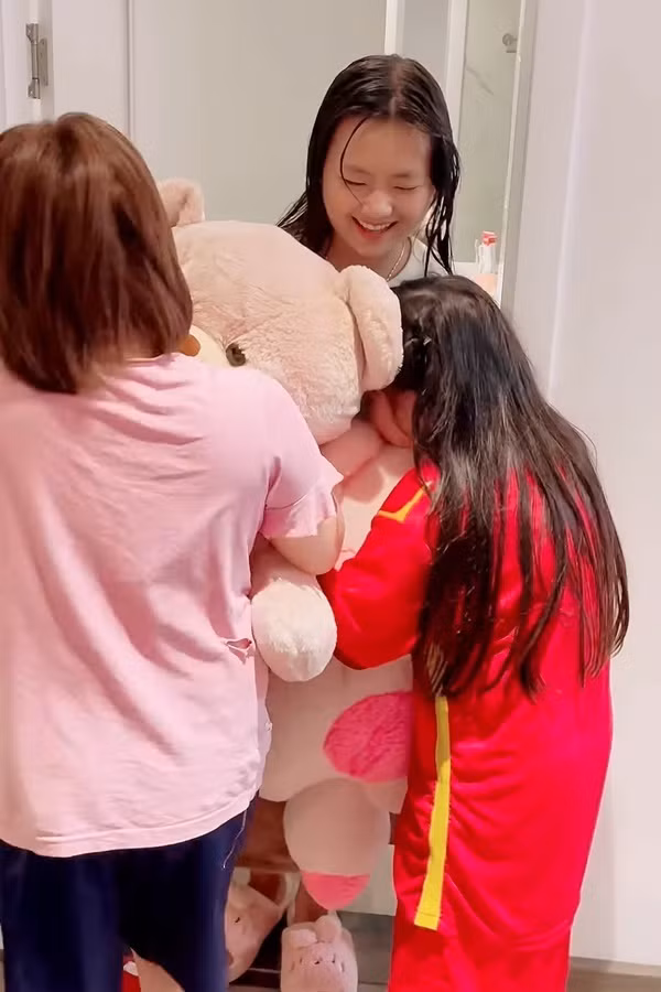 Cụ thể trong đoạn clip, hiện tượng mạng đã chuẩn bị rất nhiều đồ đạc để mang về Hà Giang. Trước khi rời đi, cô bé còn không quên gửi lời chào đến những em nhỏ sống chung nhà. Dù chỉ là chuyến đi ngắn ngày, thế nhưng tất cả đều không nỡ rời xa nhau.