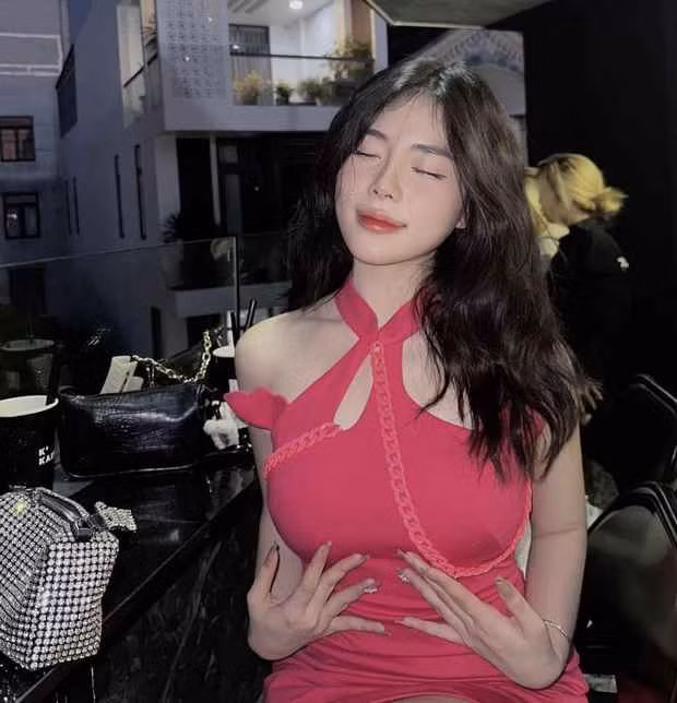 Hồng Nghi niềm yêu thích với bóng đá. Cô thường xuyên theo dõi và cổ vũ cho bạn trai cùng đội tuyển.