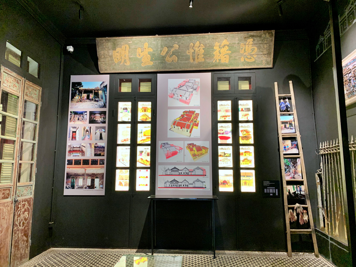 Công trình mang đậm phong cách Trung Hoa này tồn tại giữa trung tâm phố cổ Hà Nội với diện tích khoảng 1800m2.