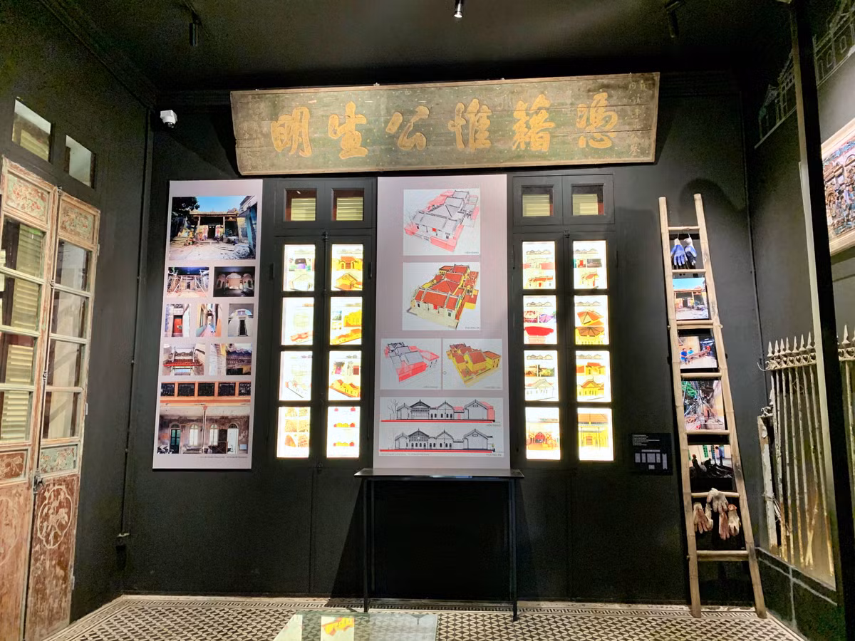 Công trình mang đậm phong cách Trung Hoa này tồn tại giữa trung tâm phố cổ Hà Nội với diện tích khoảng 1800m2.