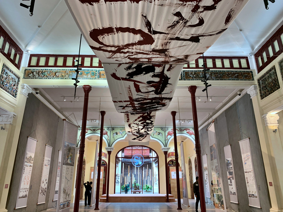 Lướt qua những fanpage về review địa ăn chơi, chụp ảnh của giới trẻ Hà Nội thời gian qua, không thiếu những những bức ảnh check-in được chụp tại Hội quán Quảng Đông giữa lòng phố cổ.