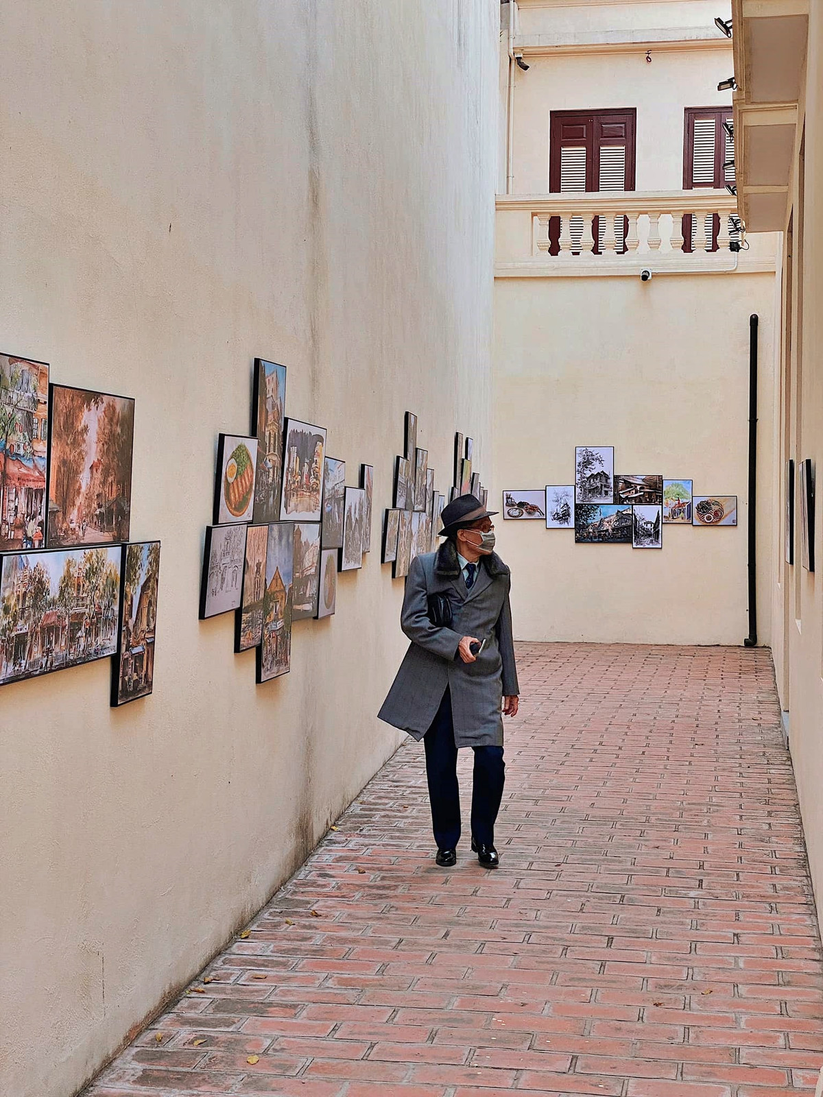 Không chỉ là không gian triển lãm mà còn là địa điểm check-in mới cho giới trẻ Hà thành.