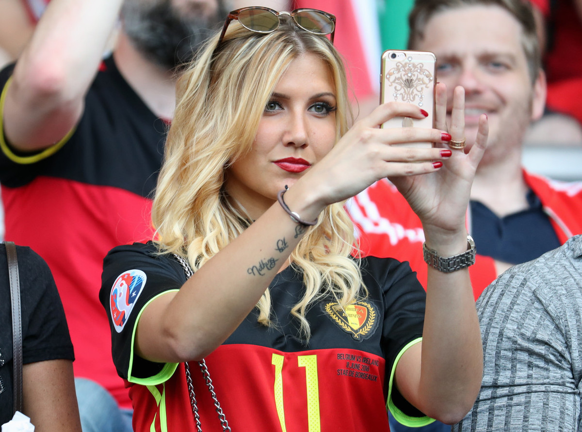 Noémie Happart đã giành được vương miện Hoa hậu Bỉ vào năm 2013 và cũng đoạt ngôi Á hậu trong cuộc thi Hoa hậu Thế giới và Hoa hậu Hoàn vũ cùng năm. Người mẫu 29 tuổi đã kết hôn với cầu thủ chạy cánh Yannick Carrasco (29 tuổi) của tuyển Bỉ được 5 năm.