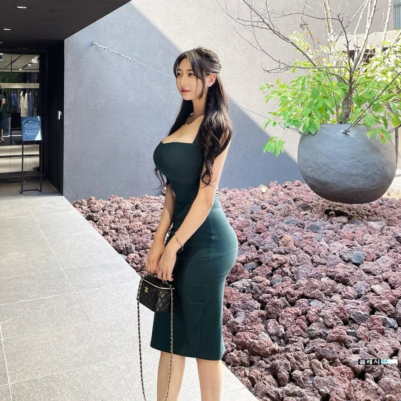 Không chỉ có body "ăn tập" chuẩn chỉnh, Shim Ha Jin còn được trời phú cho gương mặt ưa nhìn.