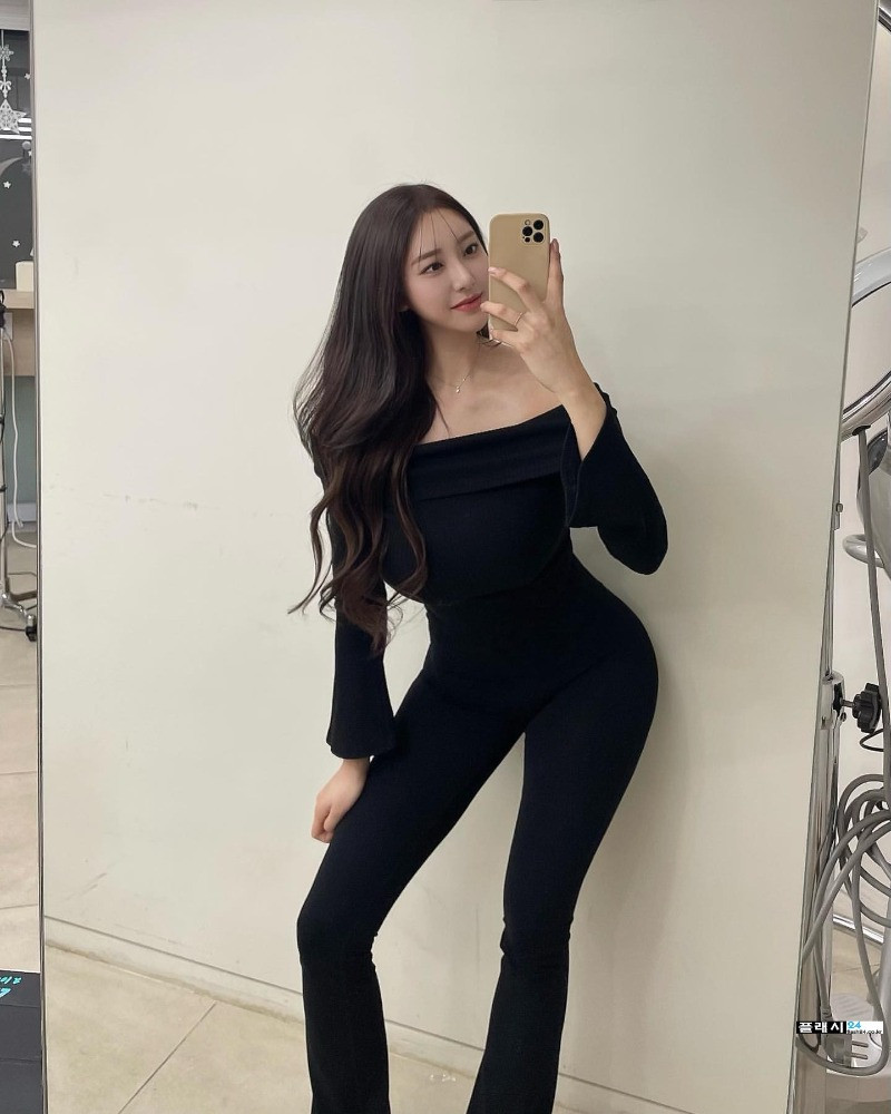 Shim Ha Jin từng cho biết để giữ vóc dáng chữ S gây mê như hiện tại, gái xinh xứ Kim Chi này chăm thường xuyên tập gym và côn cũng là một huấn luyện viên thể hình.