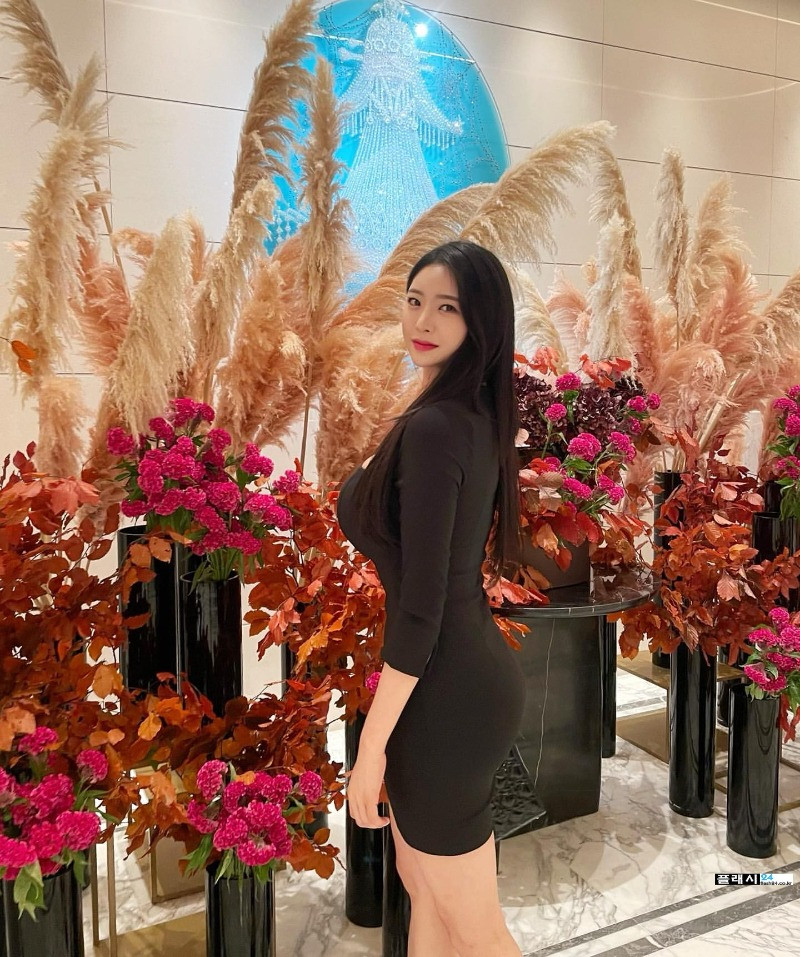 Dẫu được đủ combo mặt đẹp và body nuột nà nhưng Shim Ha Jin không mấy khi xuất hiện trong vai trò người mẫu ảnh cho các nhãn hàng.