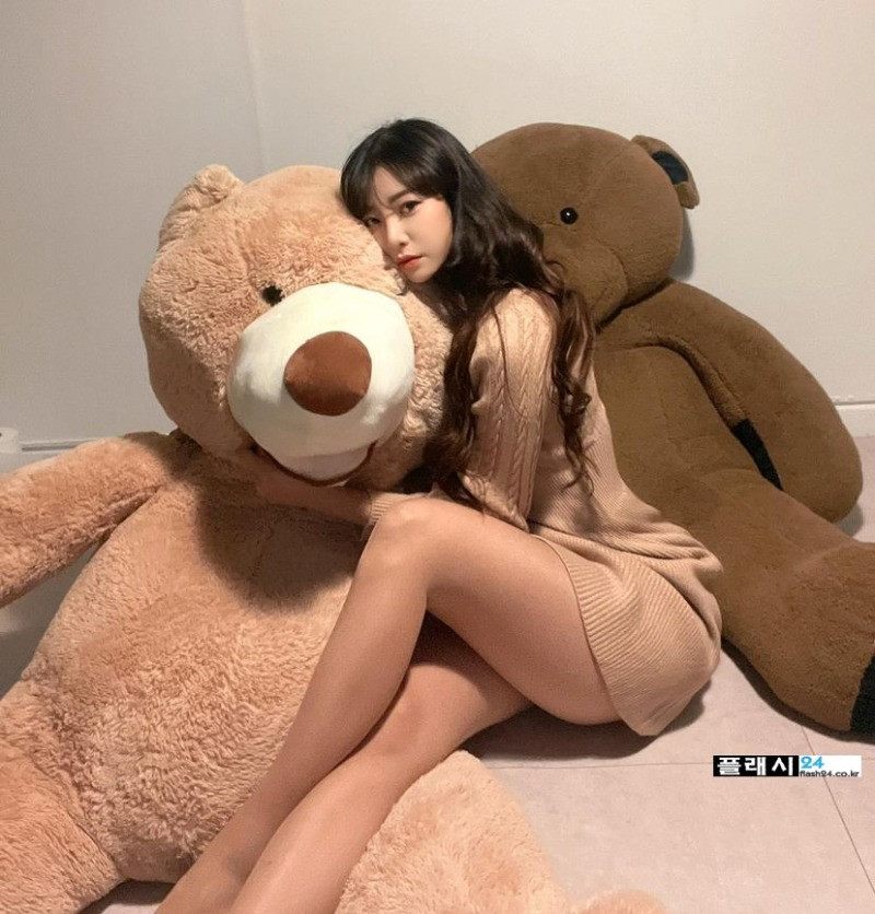 Bức ảnh hiếm hoi Shim Ha Jin khoe đôi chân dài trên trang cá nhân.