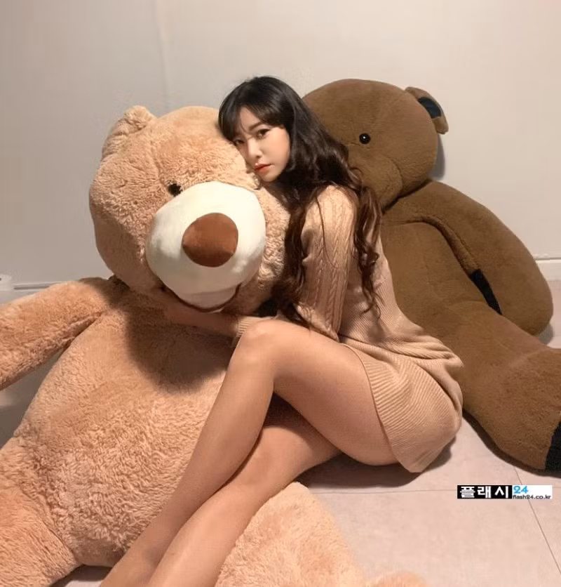 Bức ảnh hiếm hoi Shim Ha Jin khoe đôi chân dài trên trang cá nhân.