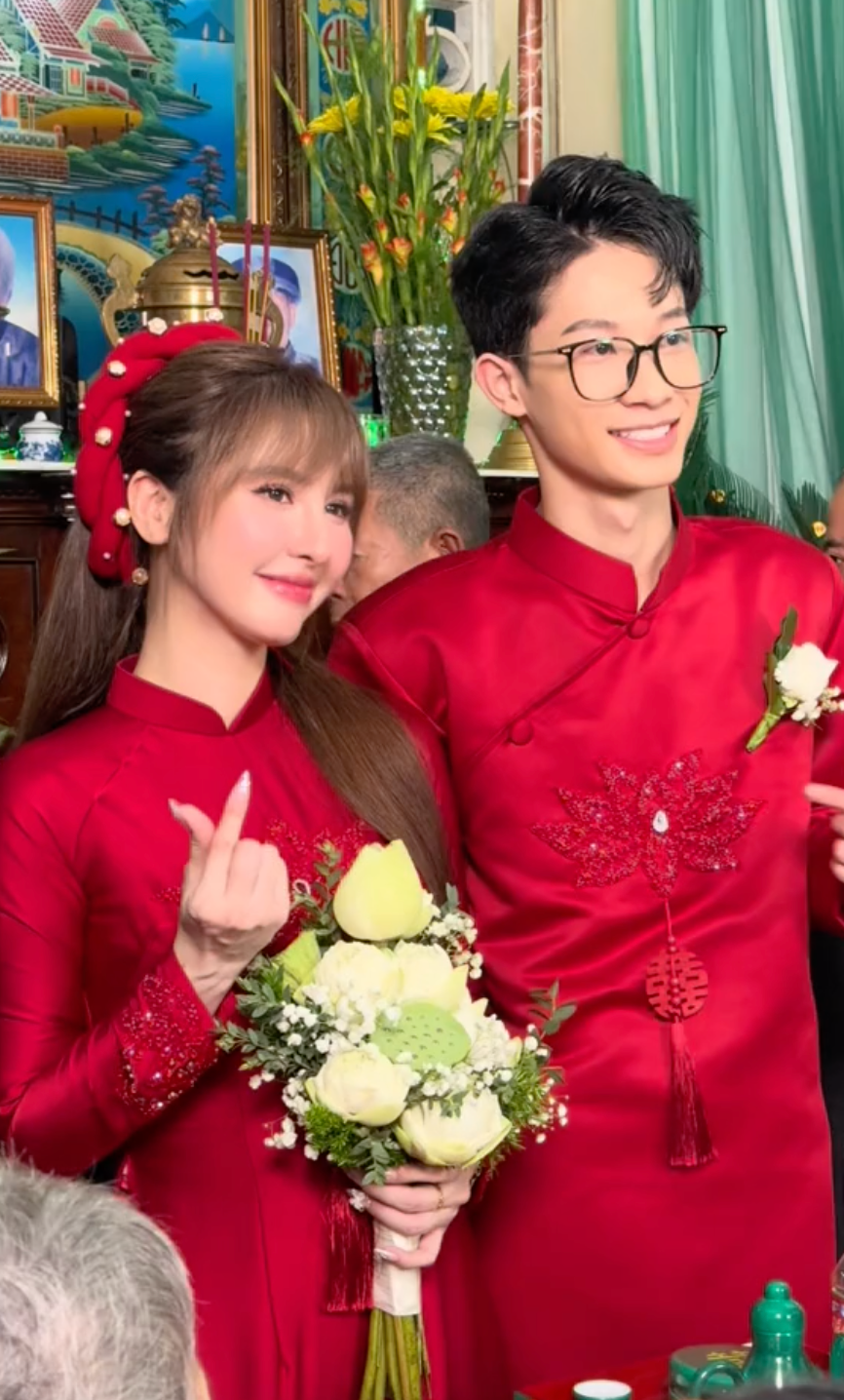 Mới đây, lễ vu quy của Ngân Sát Thủ (Huỳnh Kim Ngân, SN 1994) và Phan Văn Đông (SN 2003) đã diễn ra tại TP.HCM, thu hút sự chú ý của đông đảo người hâm mộ.