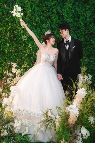 Bên cạnh đó, diện mạo của chồng Ngân Sát Thủ cũng ấn tượng không kém. Anh chàng sở hữu gương mặt đúng chuẩn “baby face”, ngoại hình điển trai, bảnh bao và ngày càng chững chạc, trưởng thành.