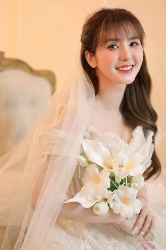 Trong một số khoảnh khắc, người đẹp sinh năm 1994 cũng đều để tay che bụng, khiến nhiều người nghi vấn vợ chồng cô nàng đã có tin vui.