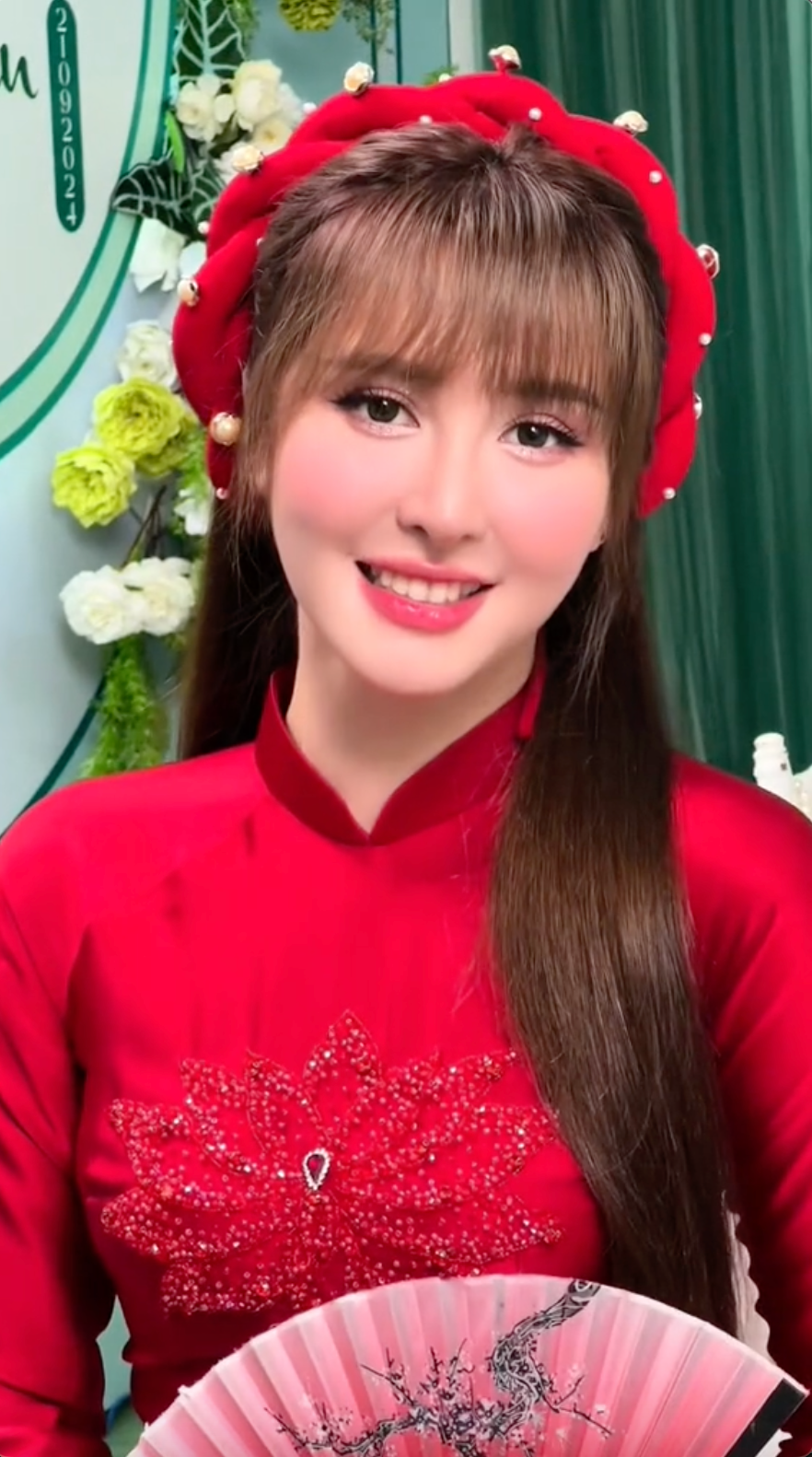 Không những vậy trong một đoạn clip hé lộ, Ngân Sát Thủ cũng không ngại show mặt mộc, không trang điểm của mình.