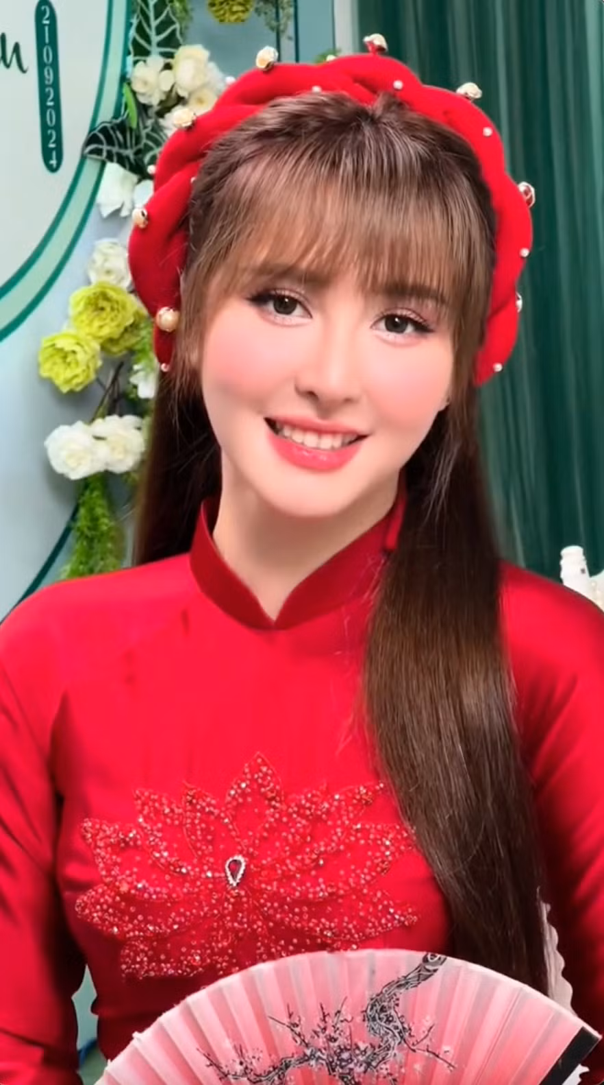 Không những vậy trong một đoạn clip hé lộ, Ngân Sát Thủ cũng không ngại show mặt mộc, không trang điểm của mình.