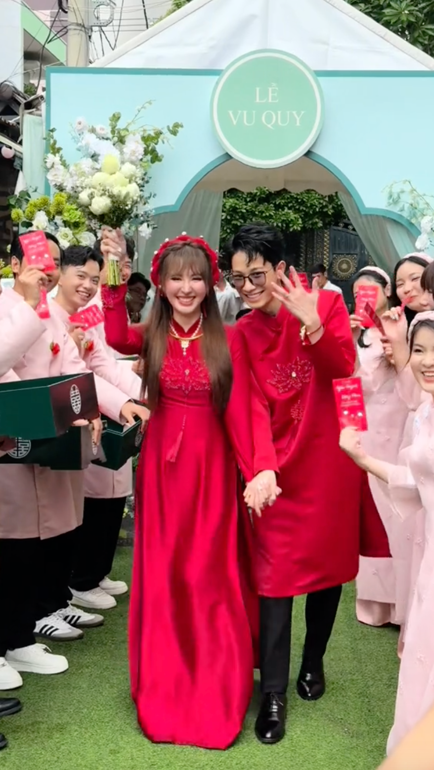 Đặc biệt, nhiều người bất ngờ với diện mạo của Ngân Sát Thủ bởi cô vẫn giữ được nhan sắc trẻ trung, trong trẻo, phong độ “bất bại” sau nhiều năm nổi tiếng.