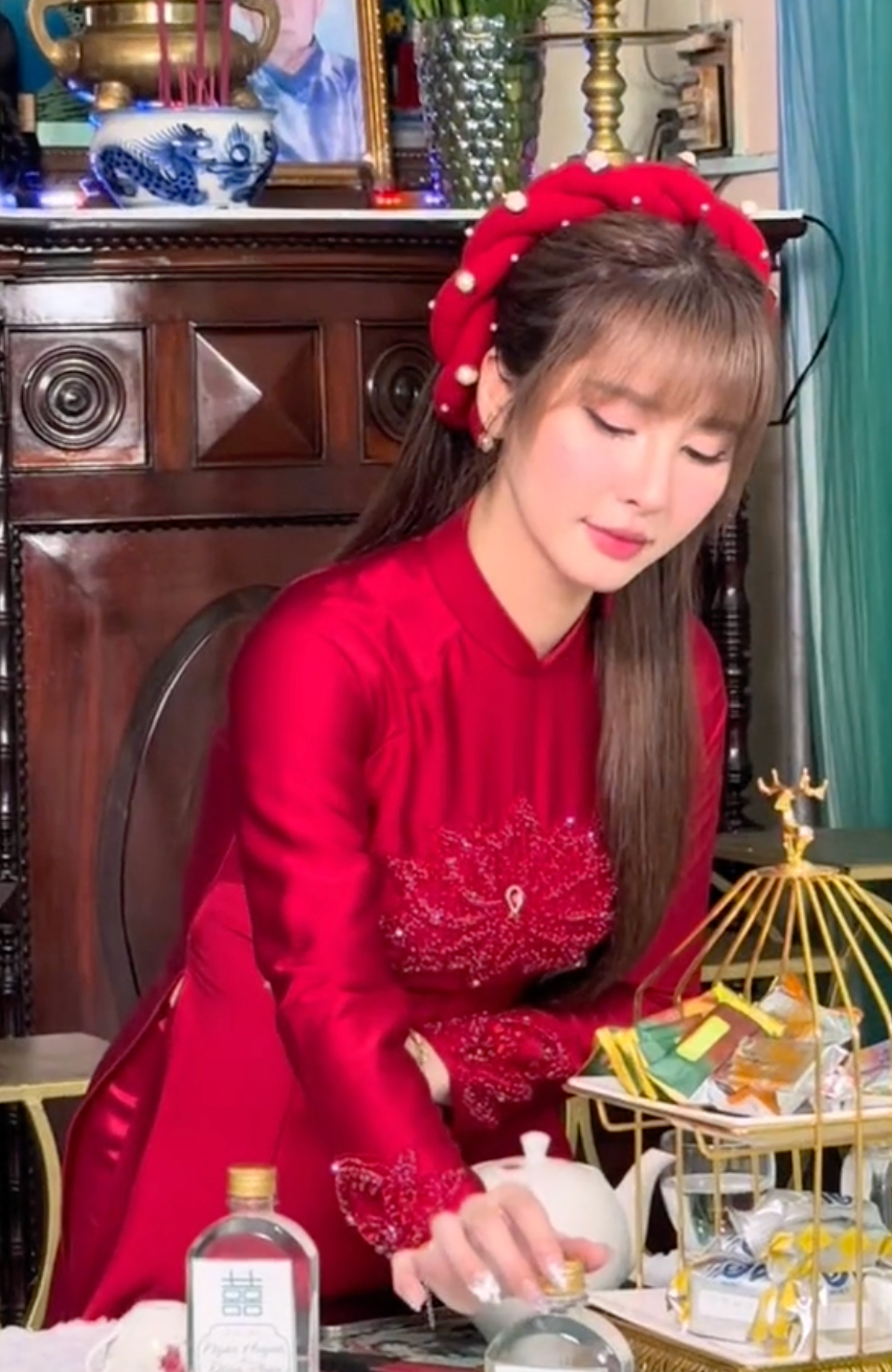 Người hâm mộ bày tỏ, dù đứng cạnh chồng kém 9 tuổi nhưng nữ streamer trông cũng không chênh lệch là bao.