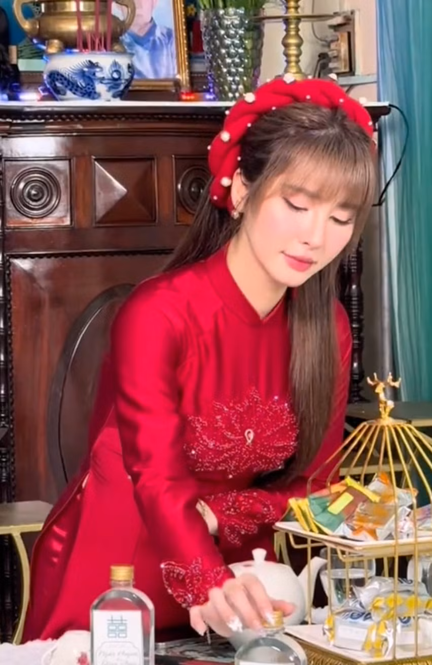 Người hâm mộ bày tỏ, dù đứng cạnh chồng kém 9 tuổi nhưng nữ streamer trông cũng không chênh lệch là bao.