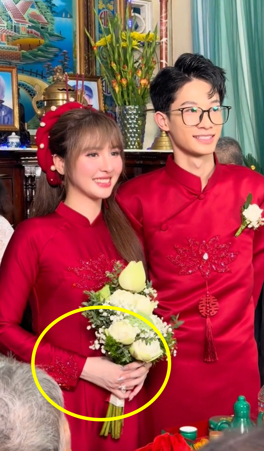 Cô dâu chú rể diện trang phục truyền thống màu đỏ, visual cả hai sáng bừng khiến dân tình dành nhiều lời khen ngợi.