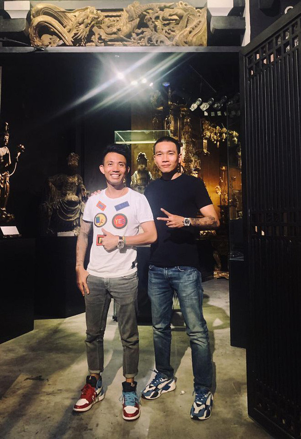 Sau khi bị Minh Nhựa hỏi vặn về đôi giày, Wowy trả lời luôn "Anh có muốn rap với em không?".