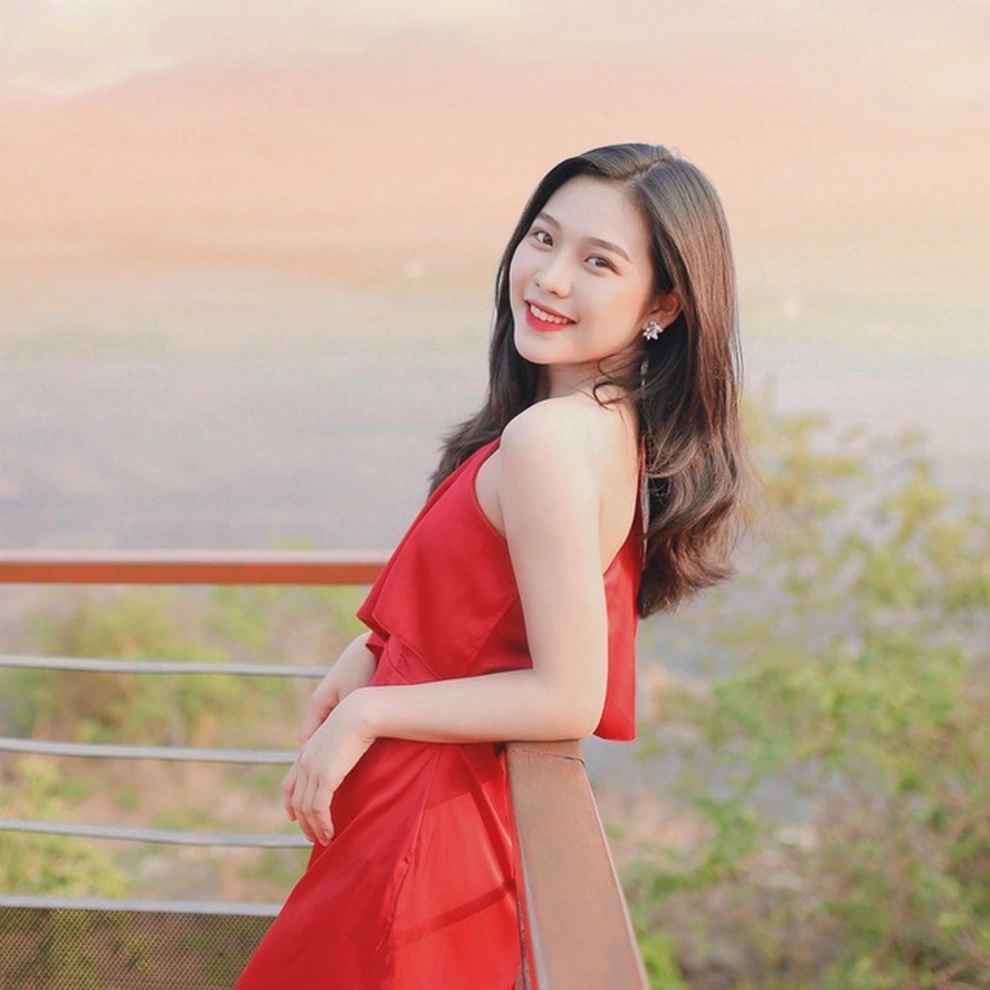 Minh Tú từng lọt top 5 và giành được danh hiệu Miss Dạ hội trong cuộc thi "Nét đẹp Sinh viên 2019" của trường ĐH Tôn Đức Thắng.