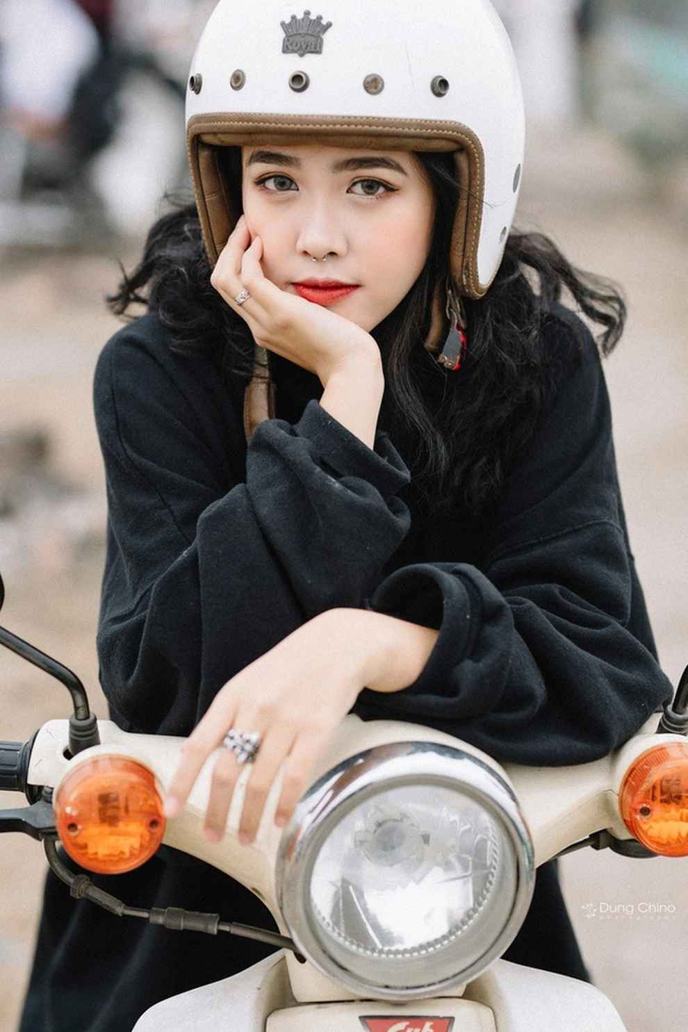 Ngọc Yến hiện đang là sinh viên năm 3 của ĐH Luật Hà Nội được mọi người chú ý đến qua những hình ảnh gương mặt khả ái, xinh xắn. Cô gái Hải Phòng hi vọng bản thân sẽ trở thành người thành công, tự tin, độc lập.