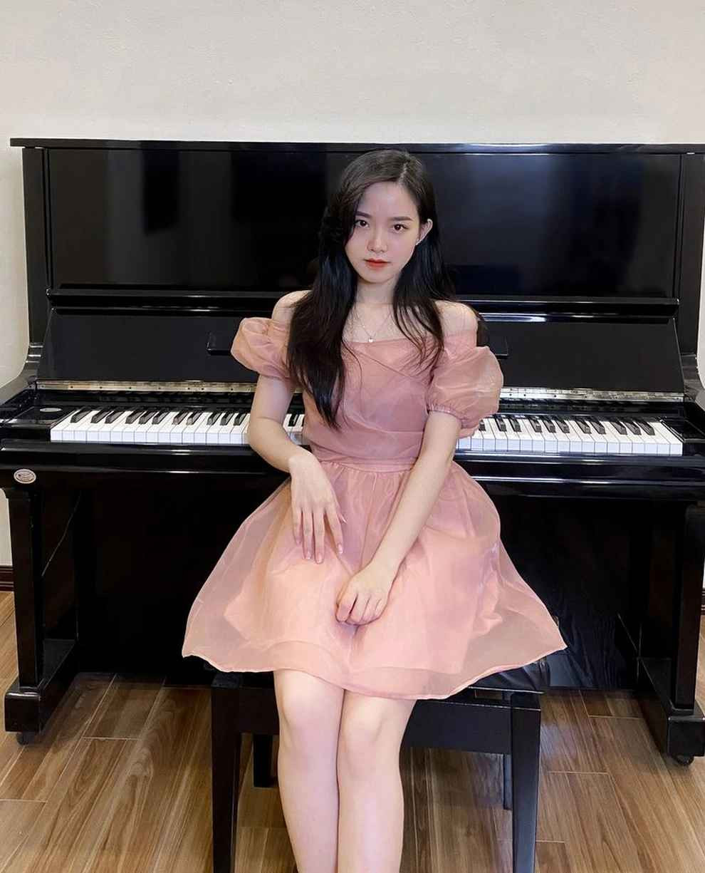 Hà Him cho rằng trong thời đại mới, mỗi cô gái cần biết cách hoàn thiện bản thân về cả ngoại hình lẫn tri thức.