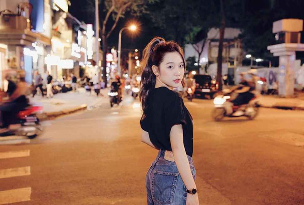 "Từ trước đến giờ mọi người đều biết mình qua phong cách khá bánh bèo, nữ tính. Mình luôn ưa chuộng những trang phục thời trang nhẹ nhàng, đơn giản nhưng phải thật tinh tế và thu hút ánh nhìn", hot girl 10x nói.