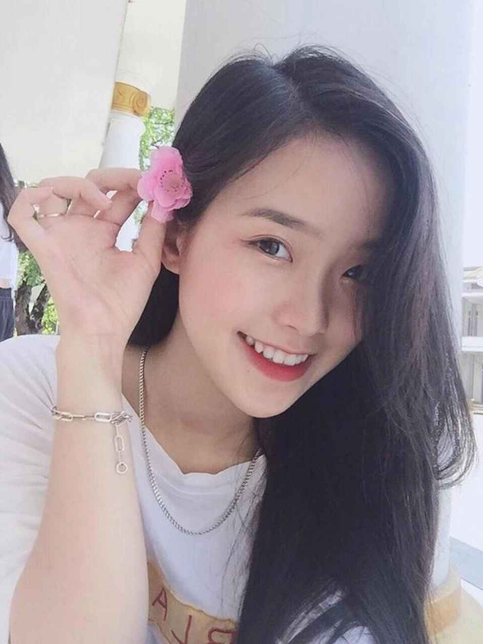 Nguyễn Hà Anh là nữ sinh 2000 thường được mọi người gọi với nickname Hà Him và dễ gây thiện cảm với người đối diện ngay từ cái nhìn đầu tiên nhờ nụ cười tươi và gương mặt sáng.