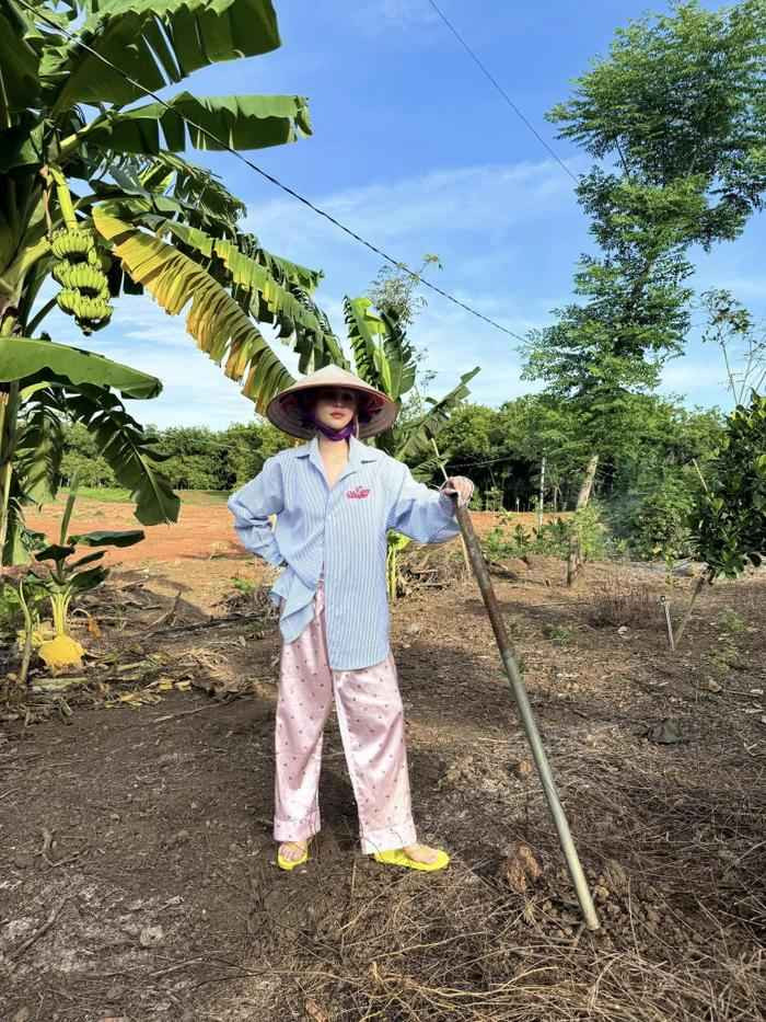 Nếu như loạt ảnh gái phố giúp Xoài Non khoe được vẻ đẹp sang trọng, kiêu kỳ và quyến rũ. Thì vẻ ngoài gái quê lại giúp mỹ nhân 2000 thể hiện nét đẹp ngọt ngào, trong sáng và đặc biệt rất chân chất.