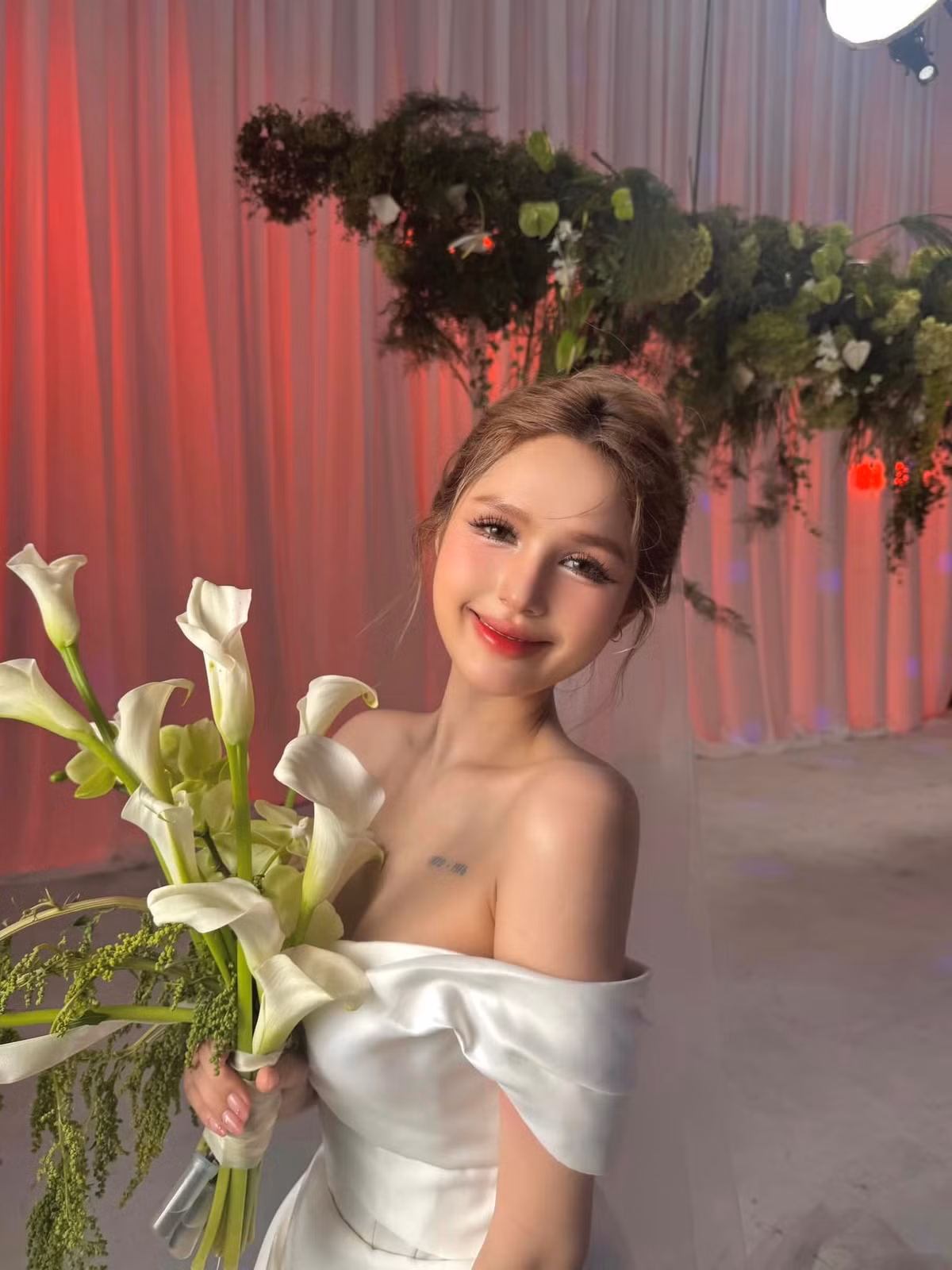 Tuy nhìn trông outfit rất đơn giản, nhưng Xoài Non lại mang đến cảm giác rất tươi trẻ và xinh xắn. Nhiều ý kiến cho rằng, họ rất thích tạo hình gái quê của cô nàng trông vừa hiền hậu vừa đáng yêu.