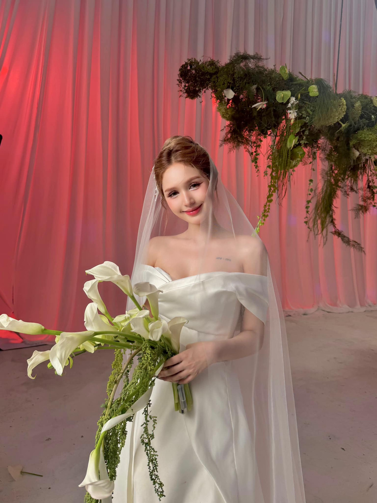 Về lại quê nhà, Xoài Non diện trang phục khá giản dị khi diện bộ đồ ngủ được may bằng vải phi bóng, bên ngoài được khoác thêm chiếc áo sơ mi dài tay.