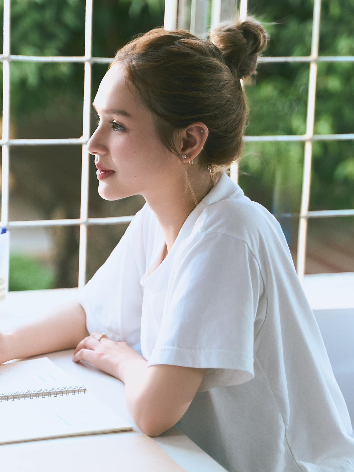 Không ít chị em đã để lại bình luận "xin vía" từ Xoài Non, bởi cô nàng dù làm việc chân tay nhưng vẫn ngời ngời nhan sắc.