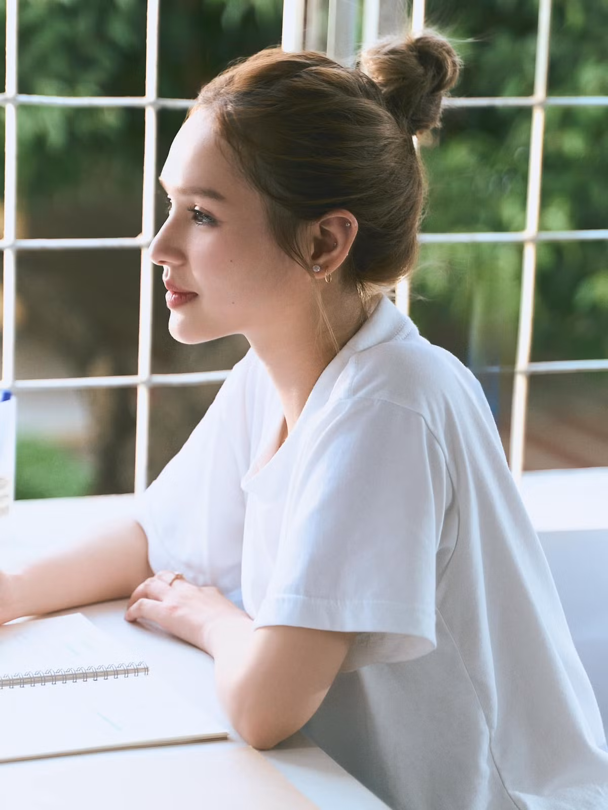 Không ít chị em đã để lại bình luận "xin vía" từ Xoài Non, bởi cô nàng dù làm việc chân tay nhưng vẫn ngời ngời nhan sắc.