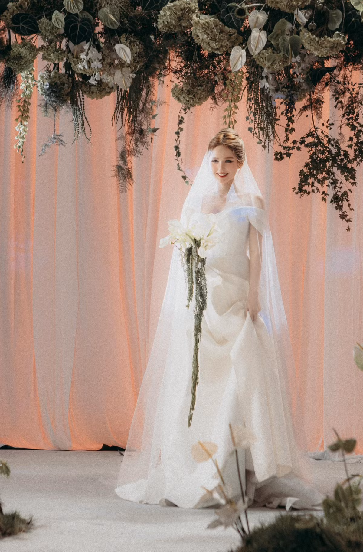 Dù cật lực làm rẫy giữa khí trời khá oi bức, song làn da của Xoài Non vẫn không có dấu hiệu xuống sắc. Nhìn ảnh có thể thấy, da mặt cô nàng vẫn giữ được độ trắng sáng, căng bóng và mịn màng nhất định.