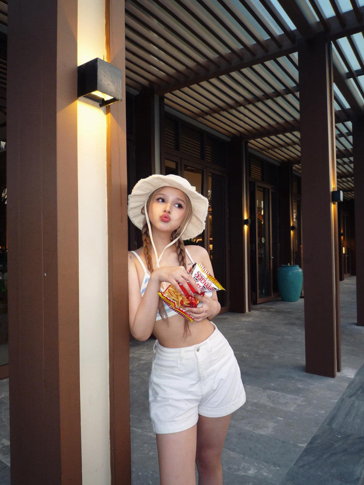 Hiện tại, nữ người mẫu đang sống tại một căn chung cư thuộc khu Thảo Điền, TP HCM. Xoài Non đang rất chăm chỉ làm việc nhằm ổn định về kinh tế sau khi đã "đường ai nấy đi".