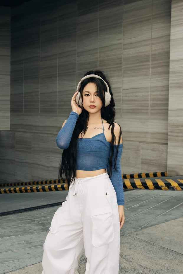 Bích Trâm gây ấn tượng bởi chiều cao nổi bật khi diện đồ trễ vai, khoe vóc dáng thon gọn, cuốn hút.