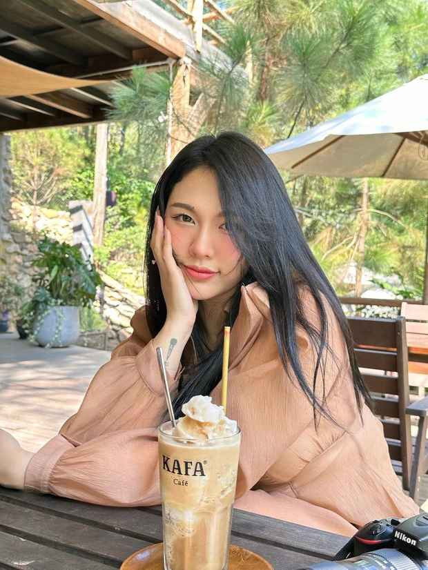 Sau khi lên sóng, nhiều cư dân mạng tò mò và bắt đầu tìm kiếm thông tin về người đẹp gây "sốt" Ai Là Triệu Phú. Thực tế, Bích Trâm vốn nổi tiếng từ lâu nhờ tham gia các chương trình âm nhạc lớn như X-Factor 2016, The Voice 2019.