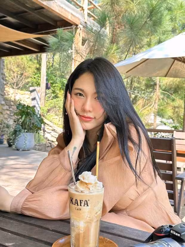 Sau khi lên sóng, nhiều cư dân mạng tò mò và bắt đầu tìm kiếm thông tin về người đẹp gây "sốt" Ai Là Triệu Phú. Thực tế, Bích Trâm vốn nổi tiếng từ lâu nhờ tham gia các chương trình âm nhạc lớn như X-Factor 2016, The Voice 2019.